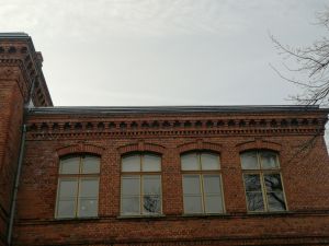Lasoveri poolt renoveeritud karniisi ääred, Pärnu Kuninga Tänava Põhikool
